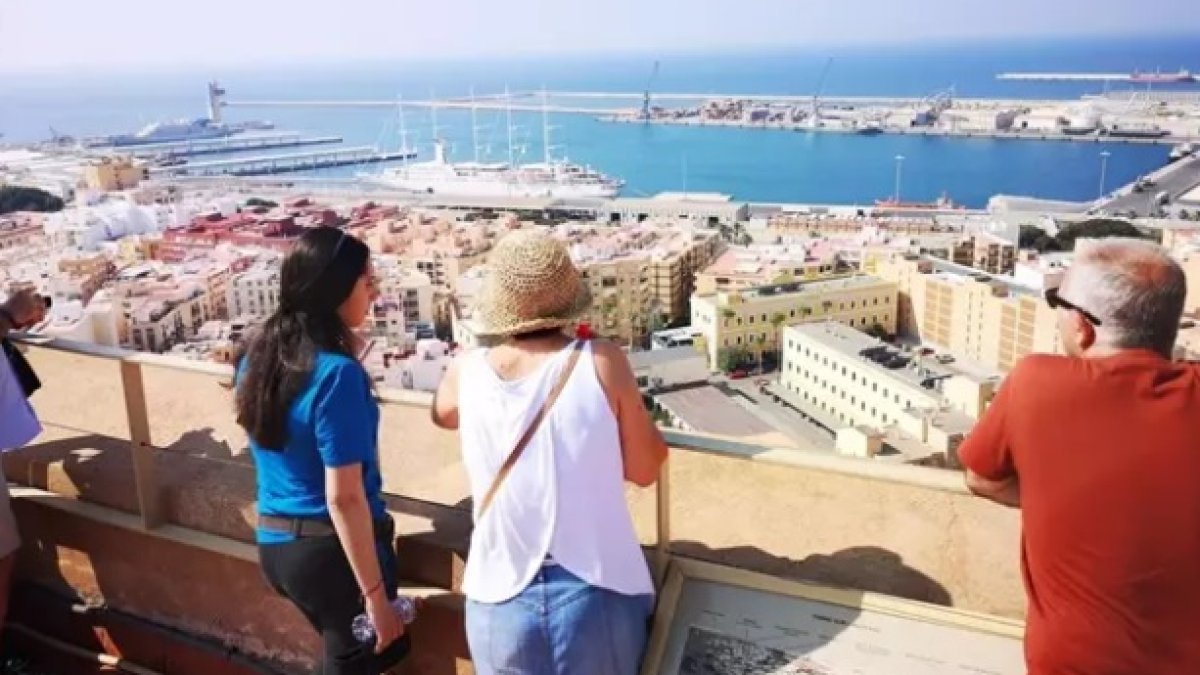 El crucero \'Wind Surf\' atracado en el puerto de Almería y visto desde La Alcazaba