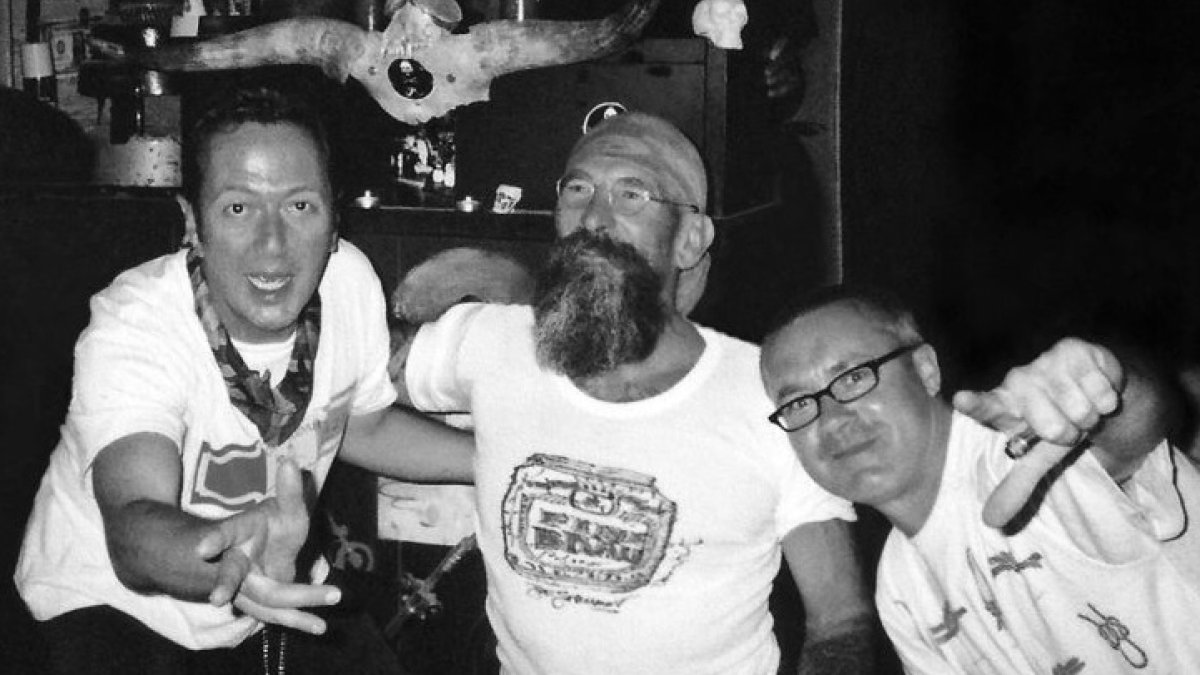 Jo con Joe Strummer y Damien Hirst en el JoBar en una imagen del libro