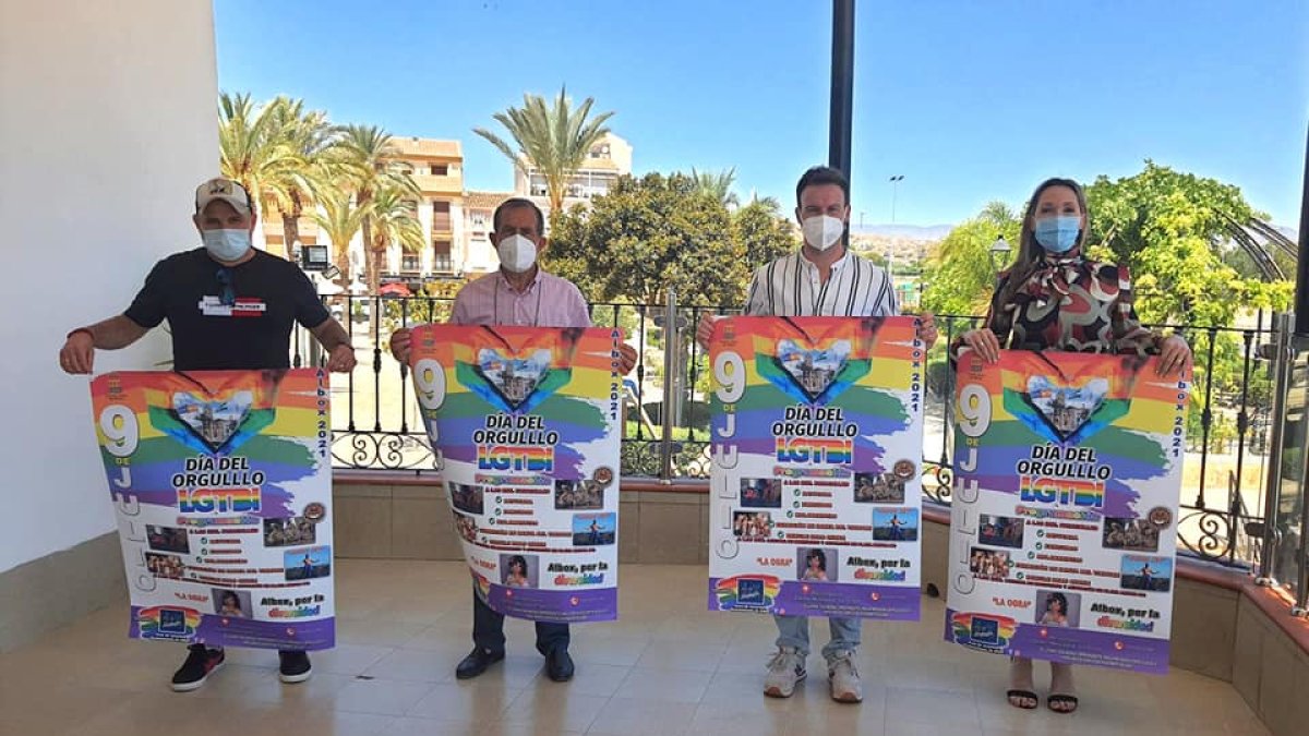 Autoridades municipales en la presentación de la celebración.