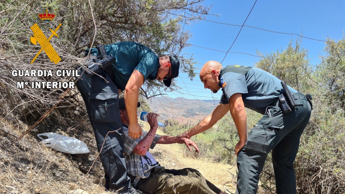 Instantánea de la Benemérita rescatando al hombre desaparecido.