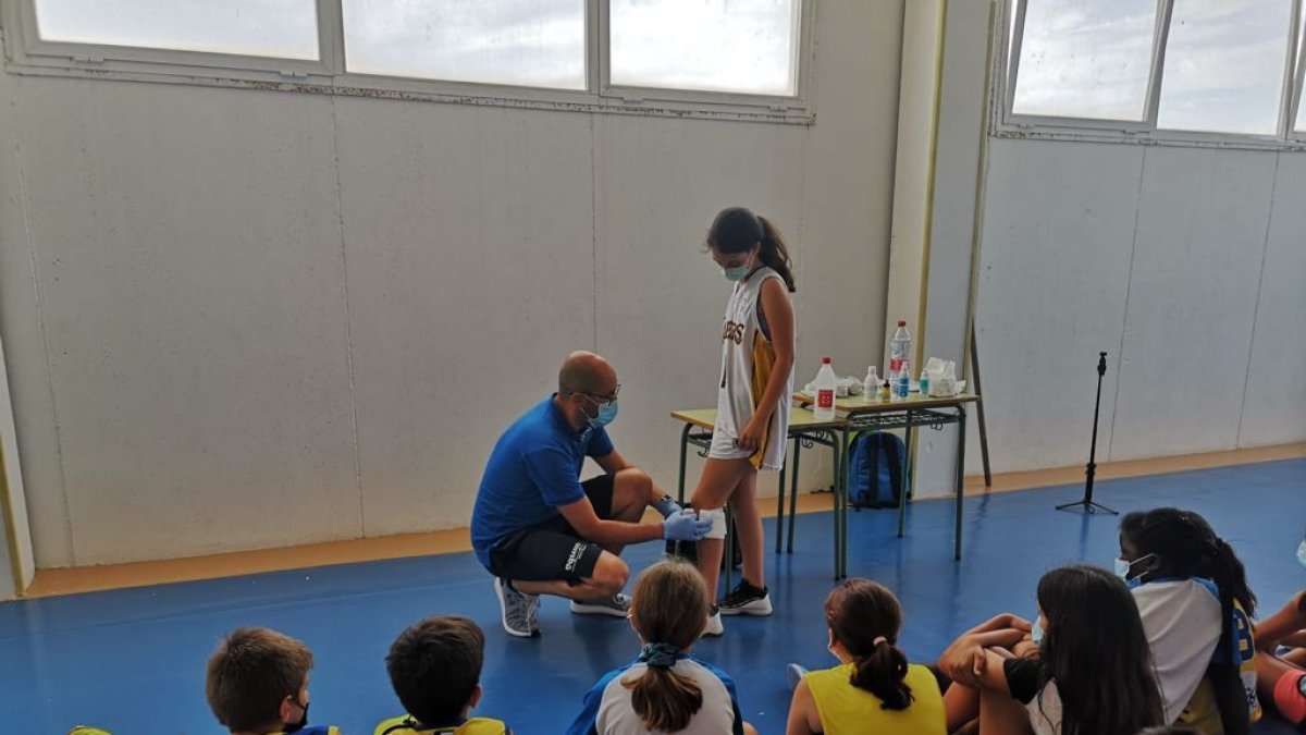 Los alumnos asisten a una clase práctica.