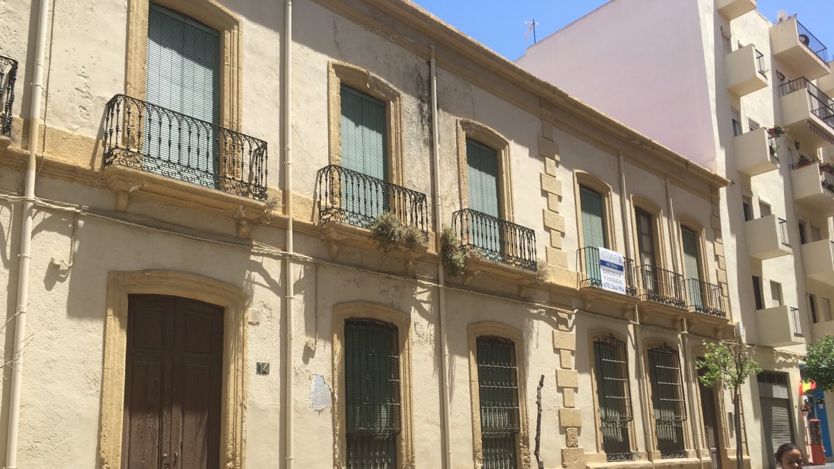 Los dos edificios unidos tienen catalogada la fachada.