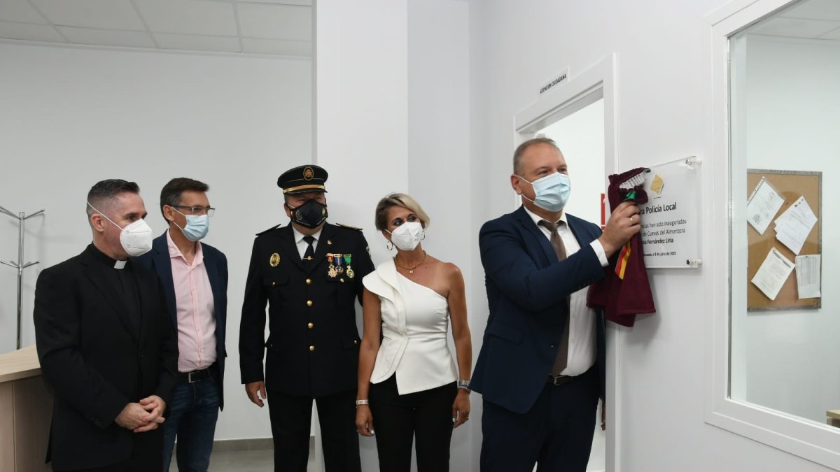 Autoridades durante la inauguración del edificio.