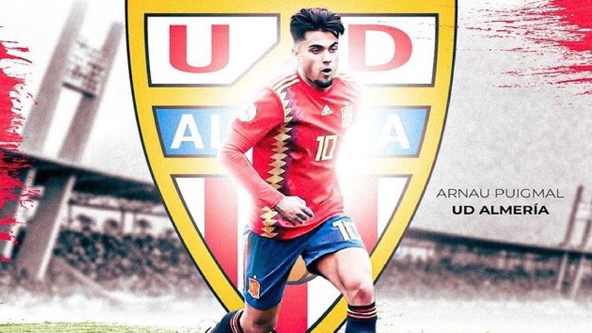 Arnau Puigmal con la camiseta de España y el escudo del Almería.