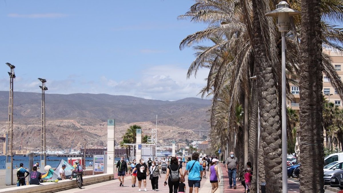 Los almerienses disfrutan del buen tiempo en la costa, a pesar del aumento de positivos.