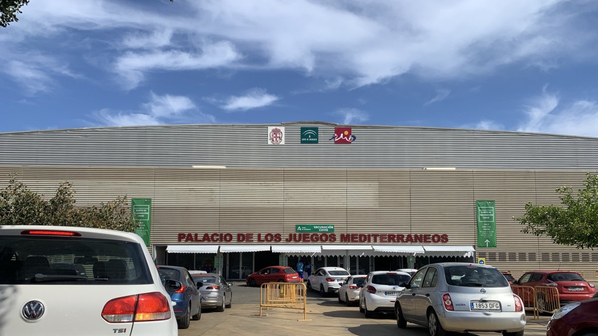 Diferentes vehículos esperan para vacunarse en el vacunato del Palacio