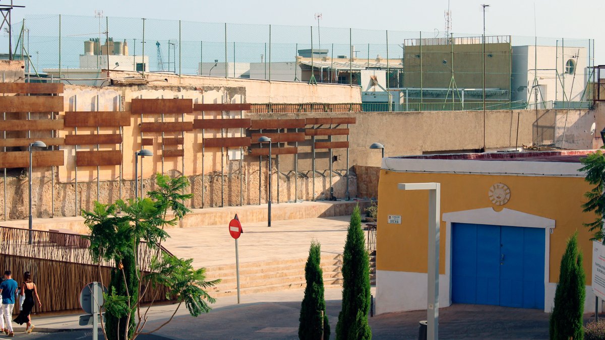 Entre la  calle Música y José María de Acosta sobresale lo que queda de la pantalla de la terraza del cine Moderno.