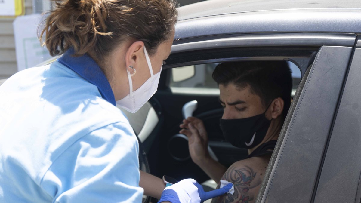 Un joven es vacunado en Almería.