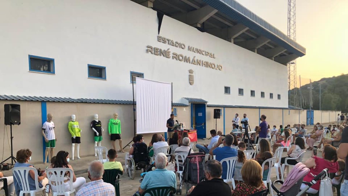 René Román en un acto inolvidable en los exteriores de \'su\' campo.
