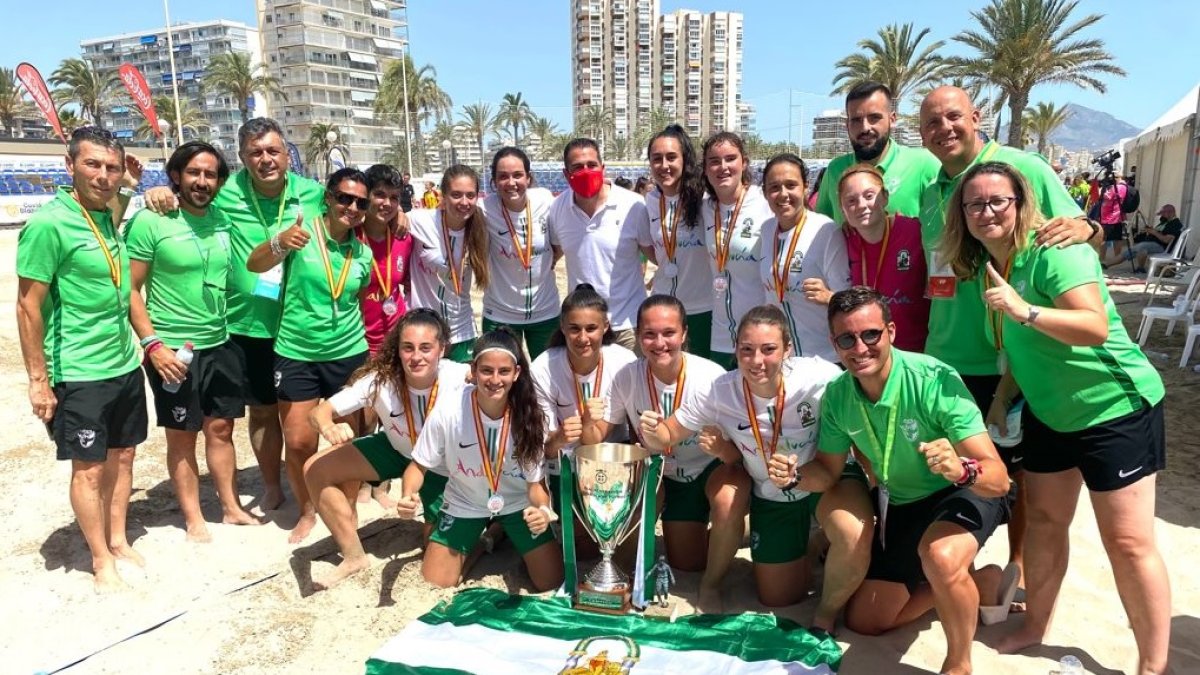 Andalucía posando con el título y la bandera tras un gran campeonato.