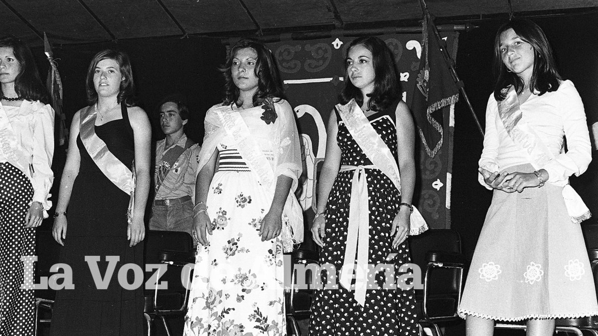 En la foto, la reina y las damas del año 1974, repletas de belleza, sencillez y elegancia.