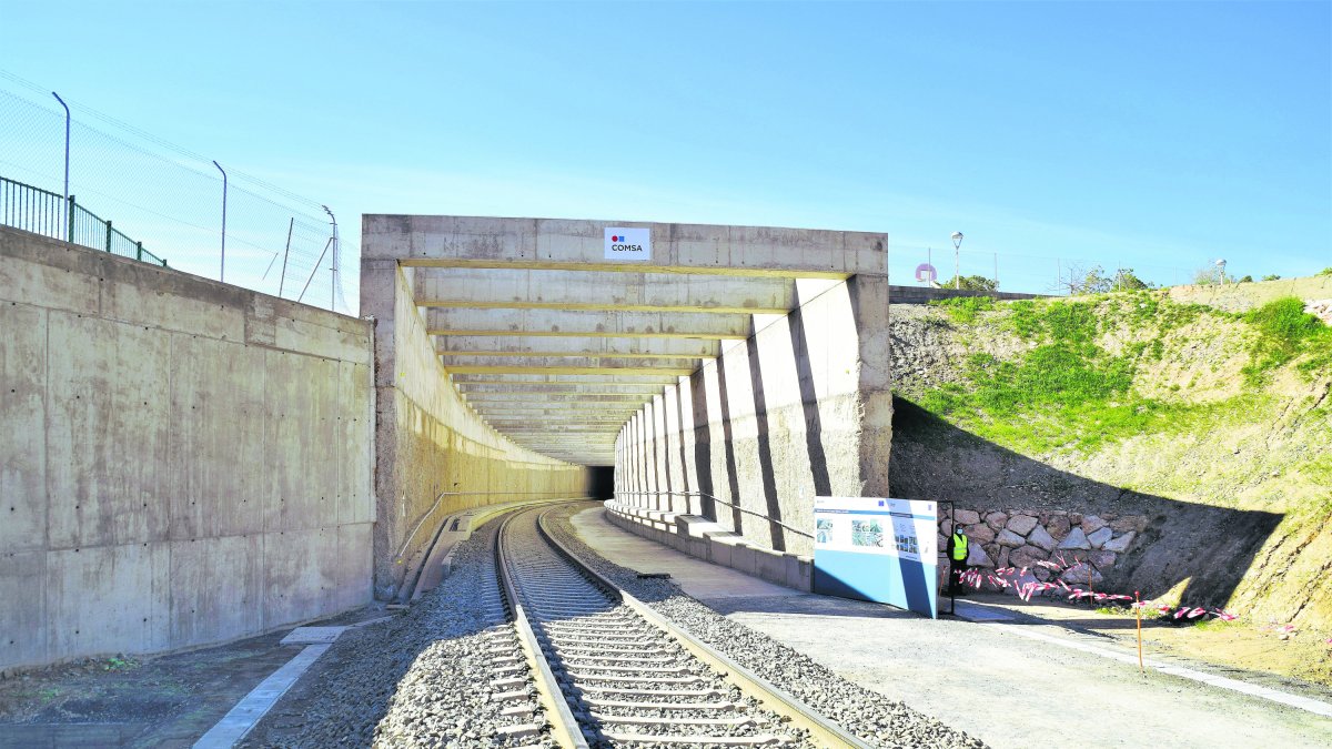 Túnel por el que tiene que volver a entrar el tren en la ciudad