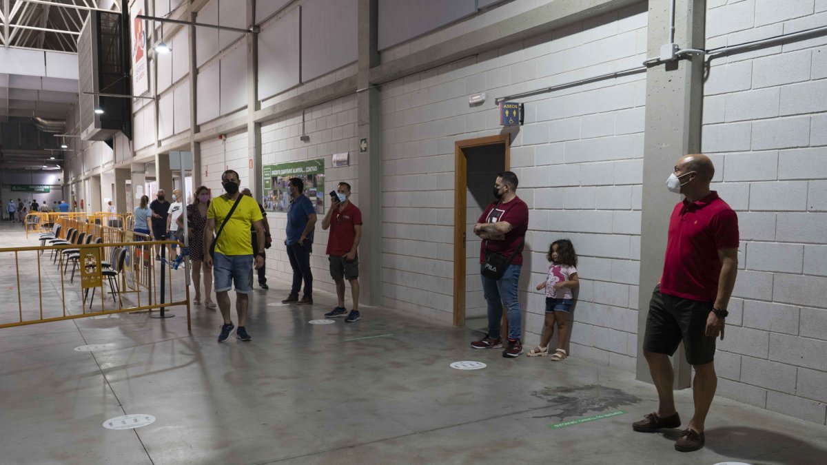 Interior del Palacio de los Juegos Mediterráneos, punto de vacunación de la capital.