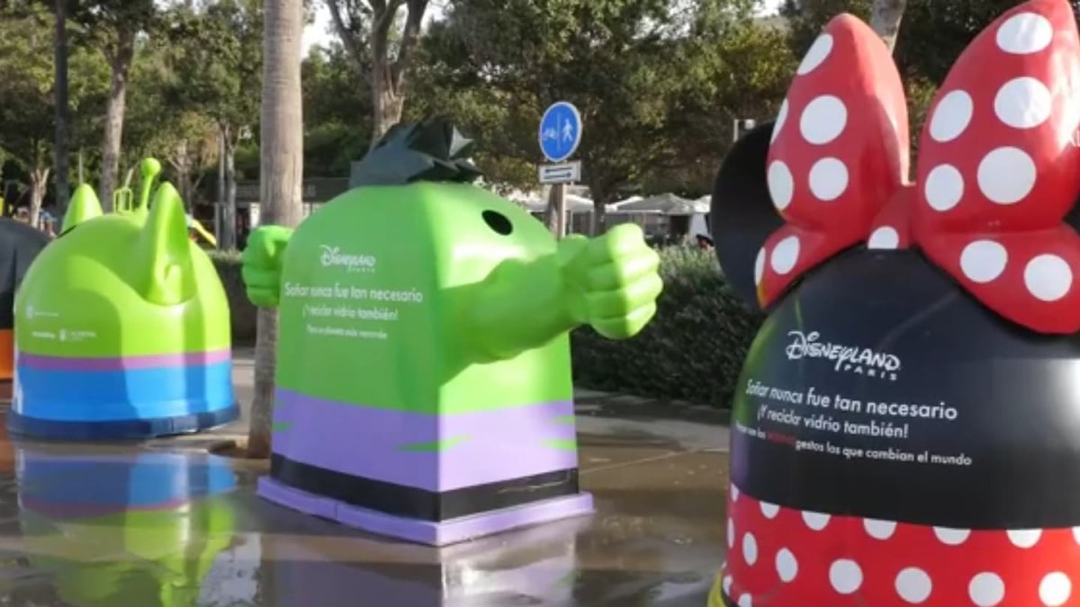 Recicla vidrio con Disney, iglús ubicados en el Parque de los Periodistas de Almería.