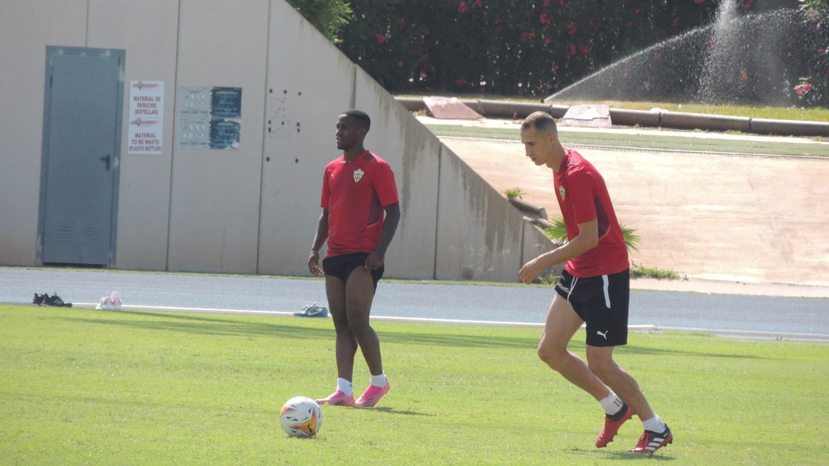 Jonathan Silva y Radosav Petrovic en el entrenamiento de este martes.