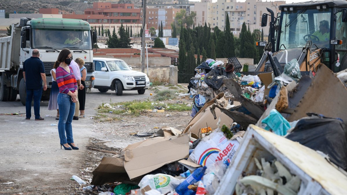 Visita de Margarita Cobos a las labores de limpieza en Los Almendros