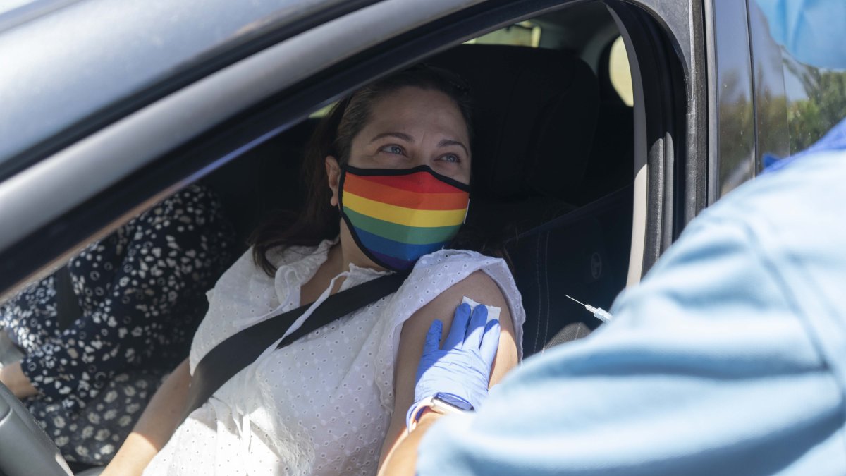 Una mujer es vacunada contra el covid-19 en Almería.