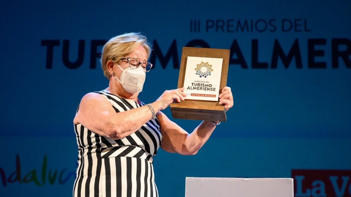 María Molina, madre de Diego García, recoge el galardón.