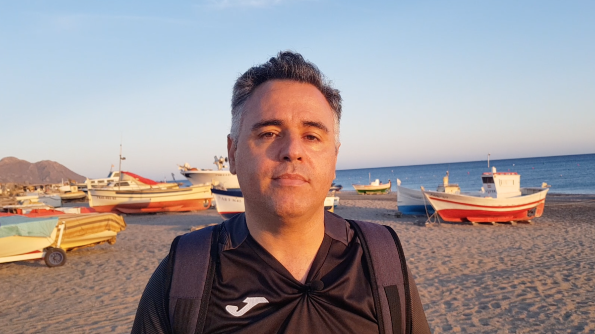 Antonio Ruano ante los barcos de la playa de Cabo de Gata