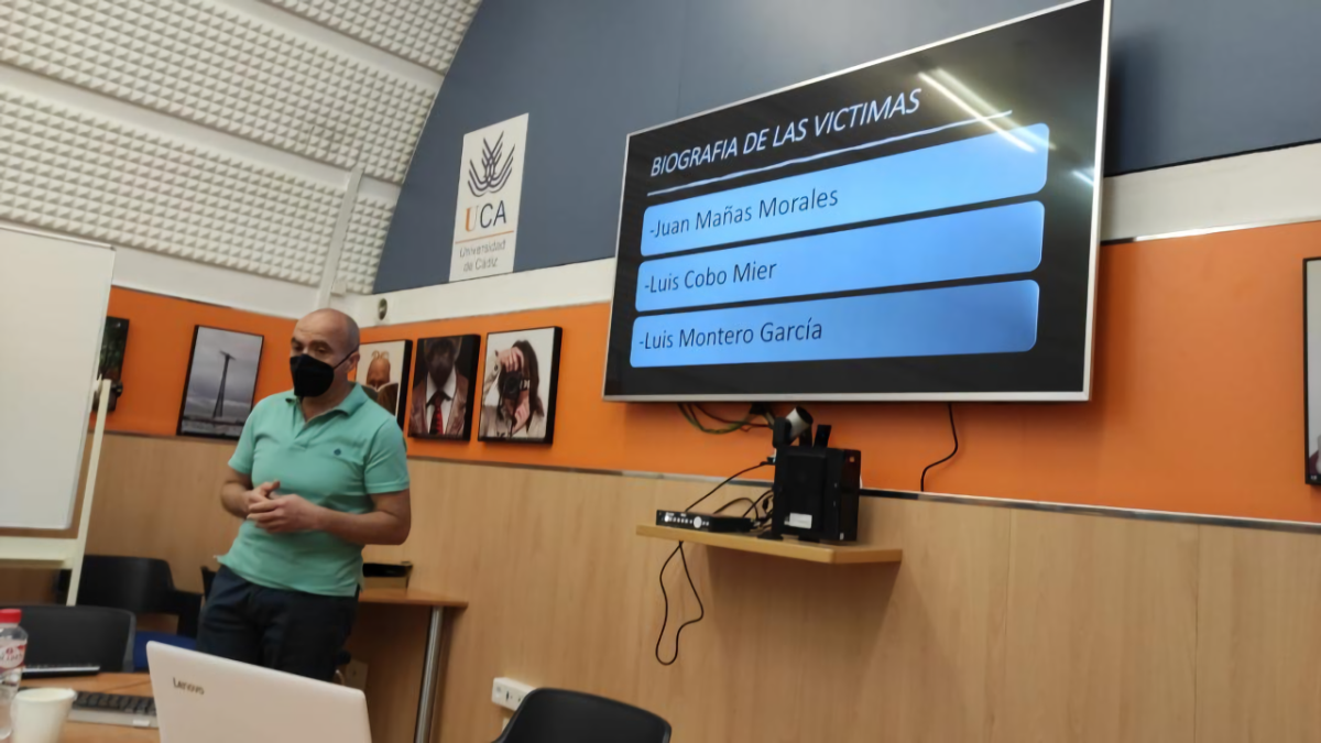 A los tres jóvenes los mataron unos guardias civiles en 1981, no la Guardia Civil. En estos tiempos la tragedia no habría ocurrido.