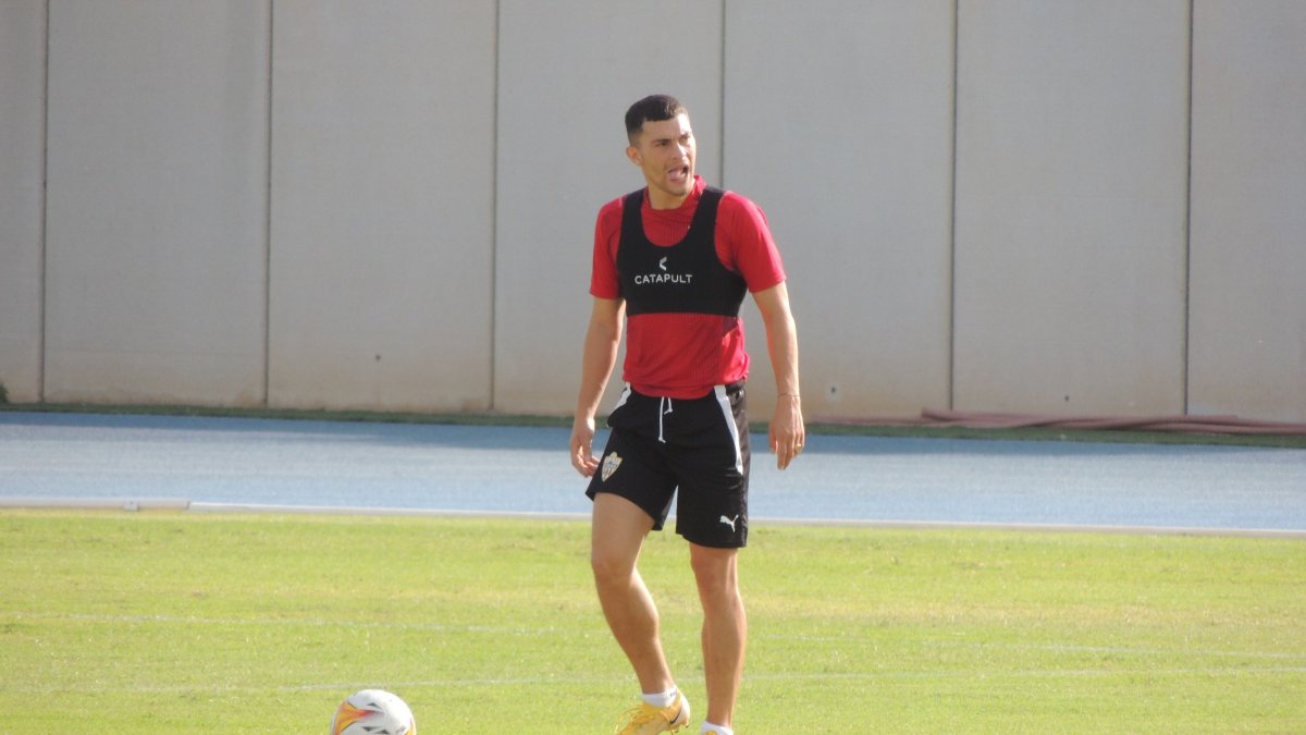 Yanis en el entrenamiento de este sábado antes de volver a la sala médica.