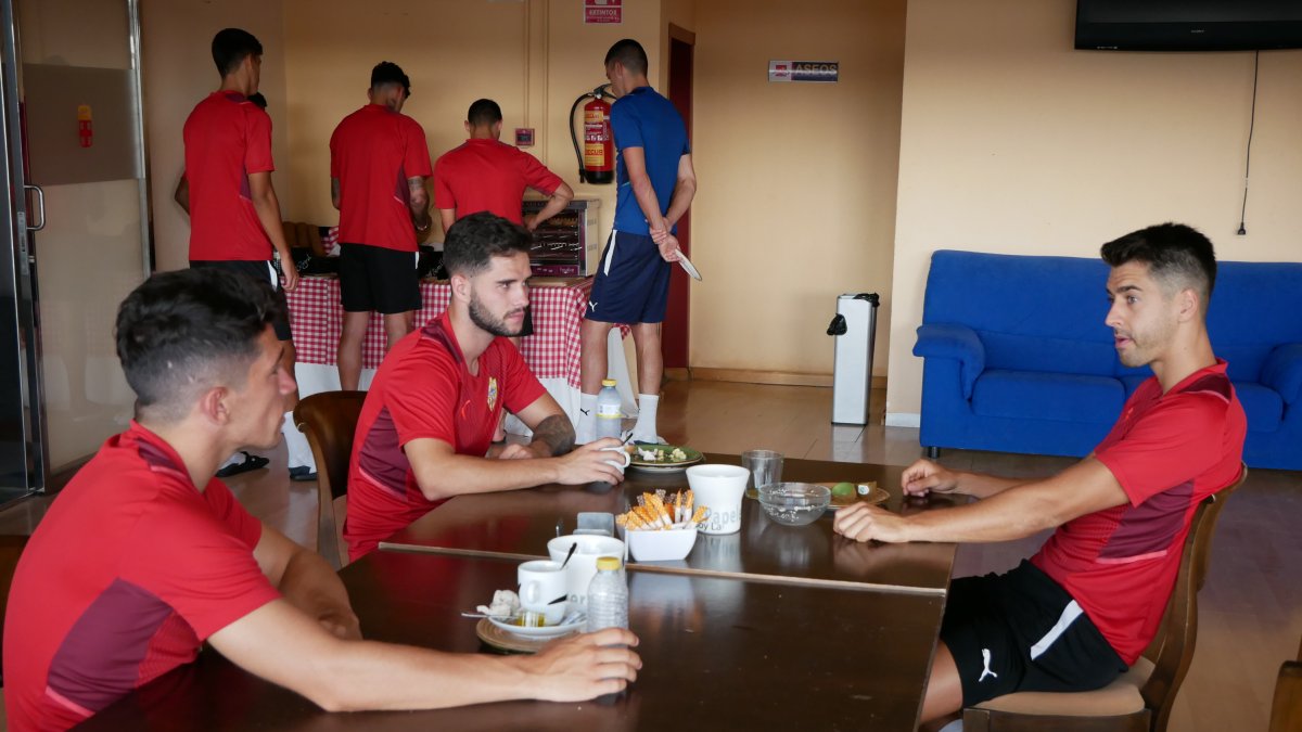 Juanjo Nieto, Aitor Puñal y César de la Hoz desayunando en el palco.
