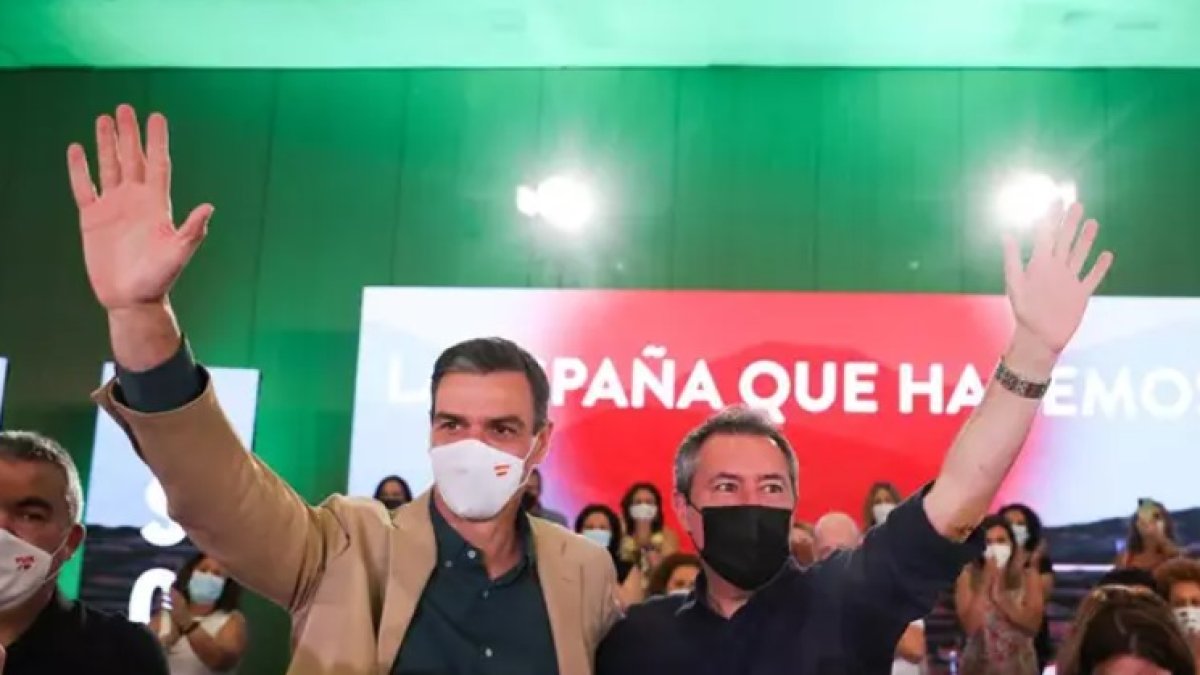 Pedro Sánchez y Juan Espadas saludan al concluir el acto del partido