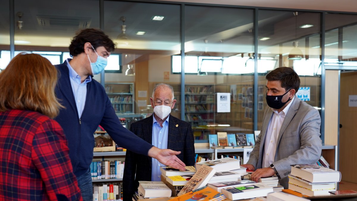El concejal visitando la biblioteca municipal