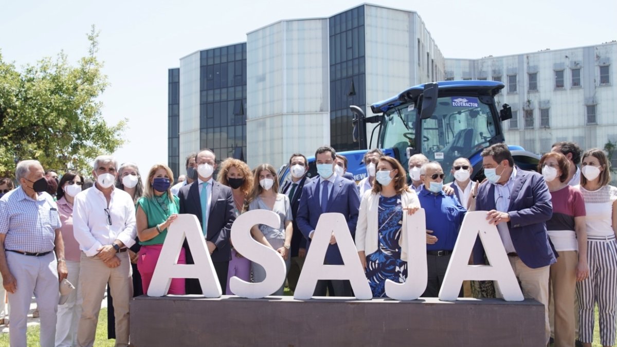 Personalidades asistentes al encuentro en Asaja.
