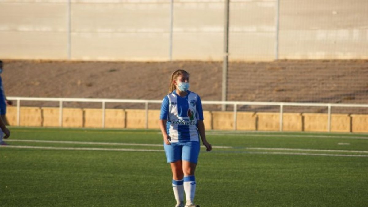 La nueva jugadora del Almería con la camiseta del Águilas.