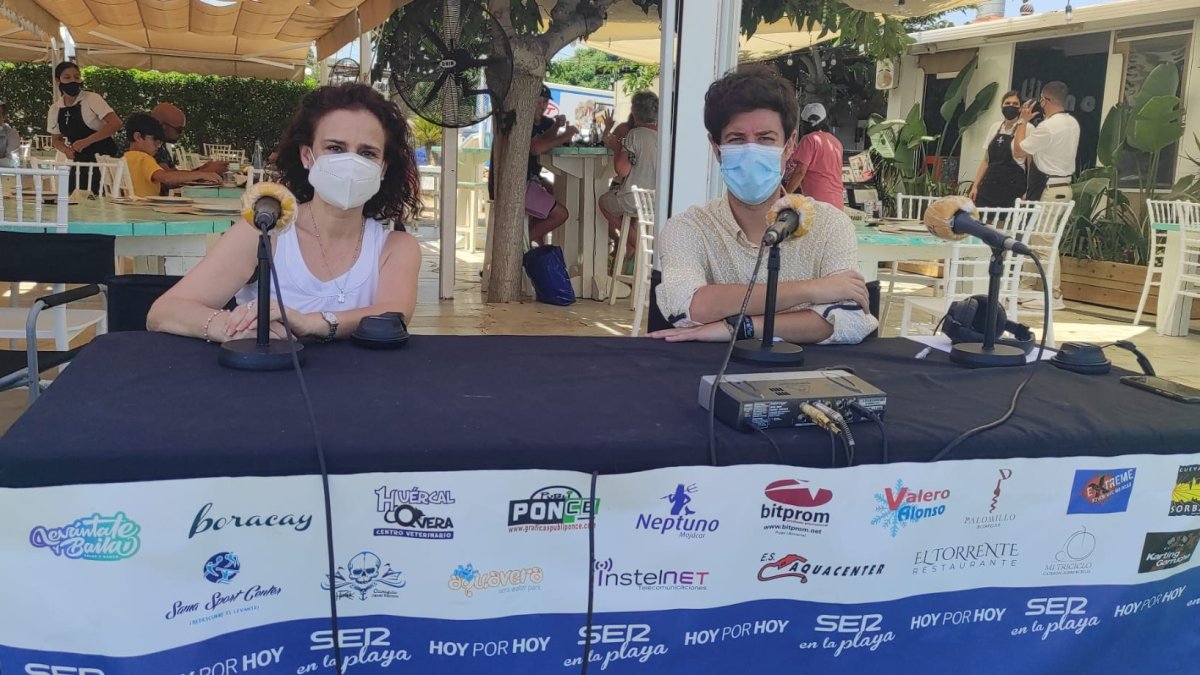 Carmen García, de la Oficina de Turismo, junto con el periodista Guillermo Mirón.