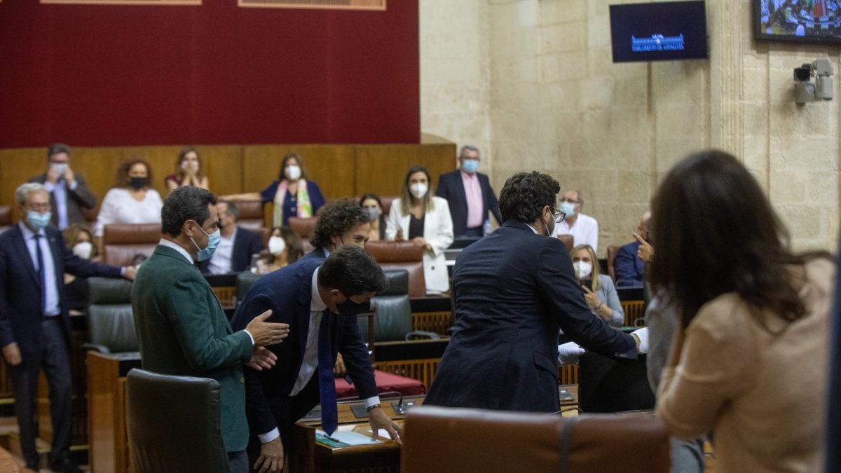 El presidente de la Junta y otros diputados observan la rata aparecida este miércoles en el Parlamento andaluz.