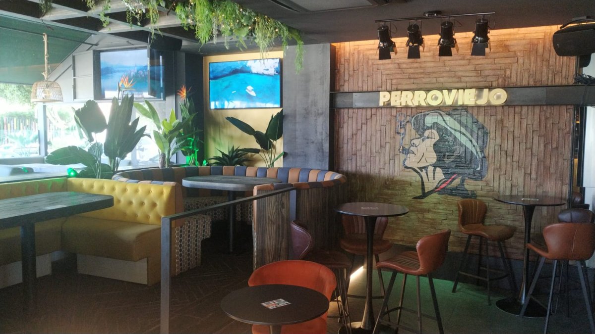 Interior del bar \'Perro Viejo\'.