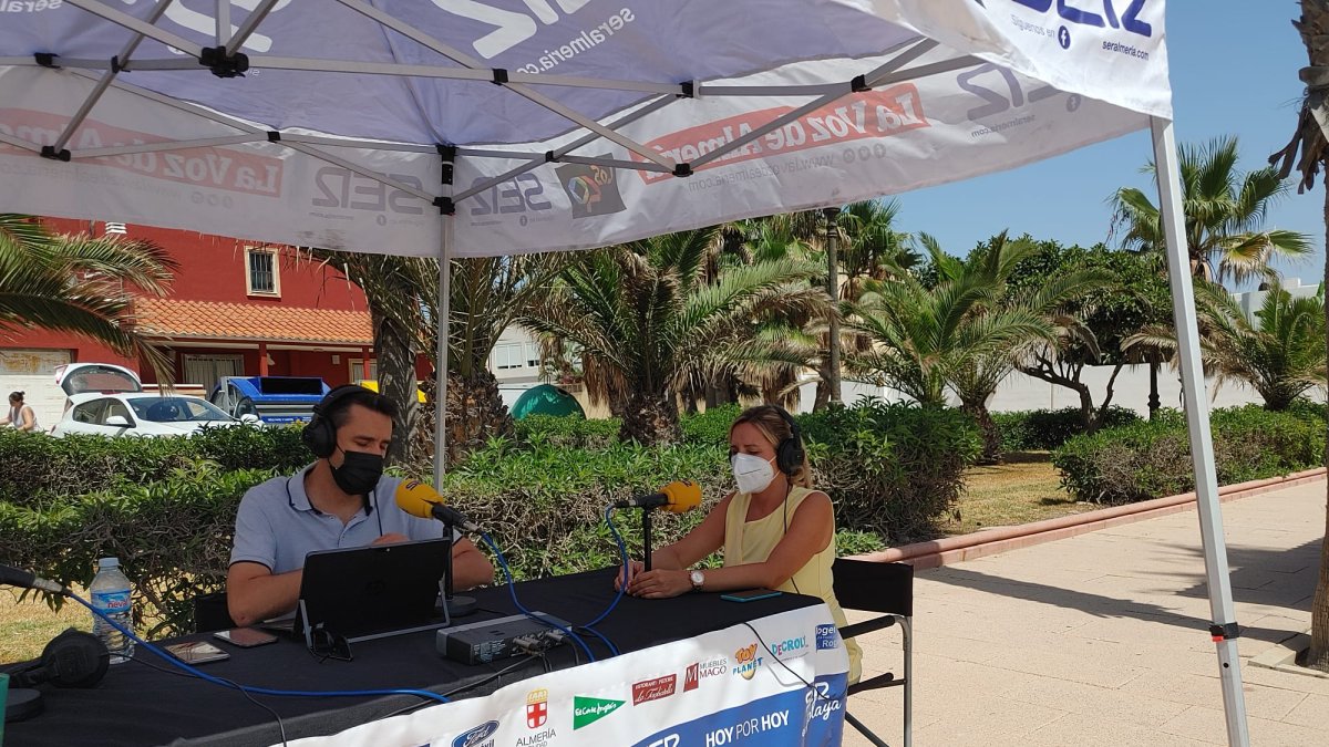 La edil de Presidencia de Roquetas de Mar, Rocío Sánchez, junto a Fran García