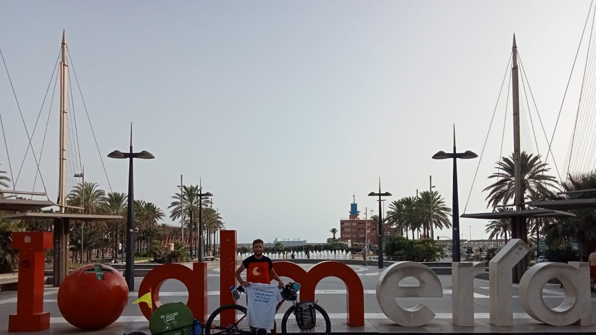 Juan Merino posa con su bicicleta en la Rambla a su entrada en Almería.