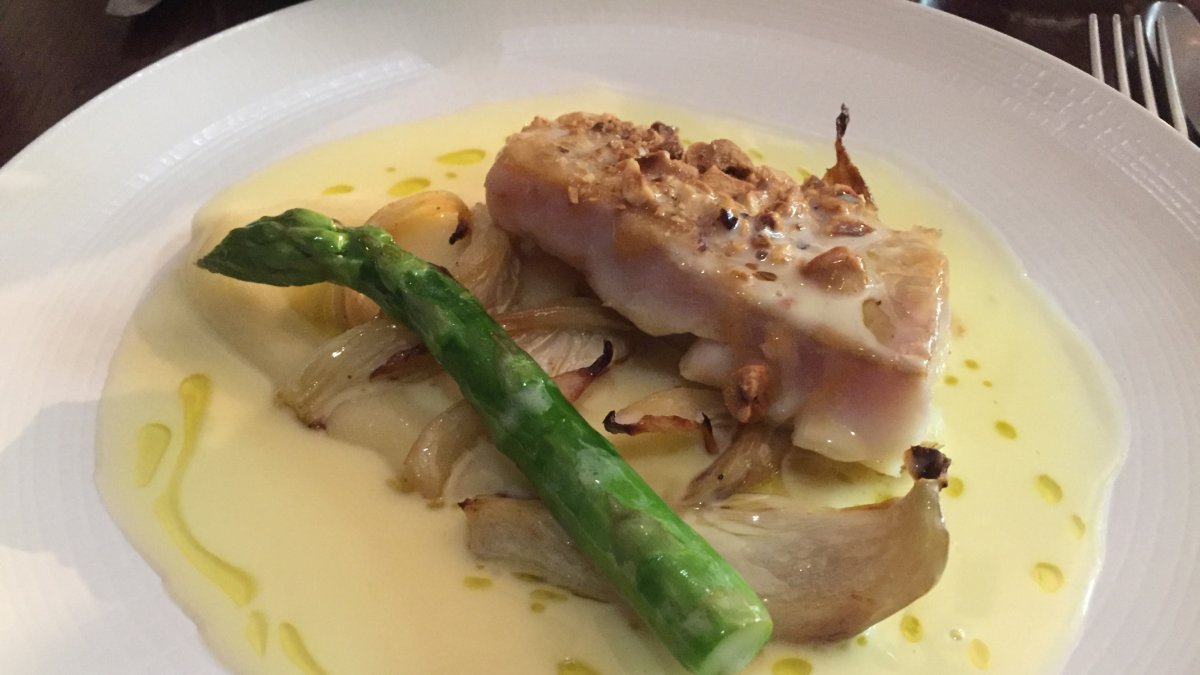 Rape con crema de Apio-Nabo y Manzana, Hinojo y Avellanas tostadas