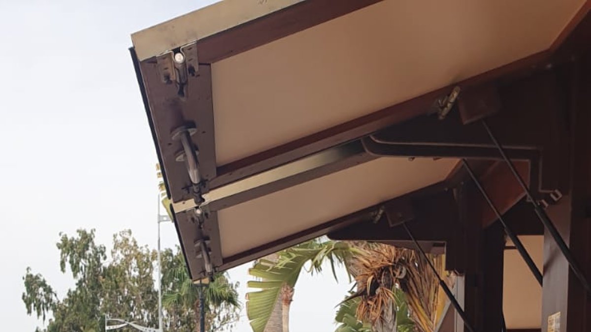 Vecinas con las bolsas de tela repartidas por el Ayuntamiento de Pulpí.