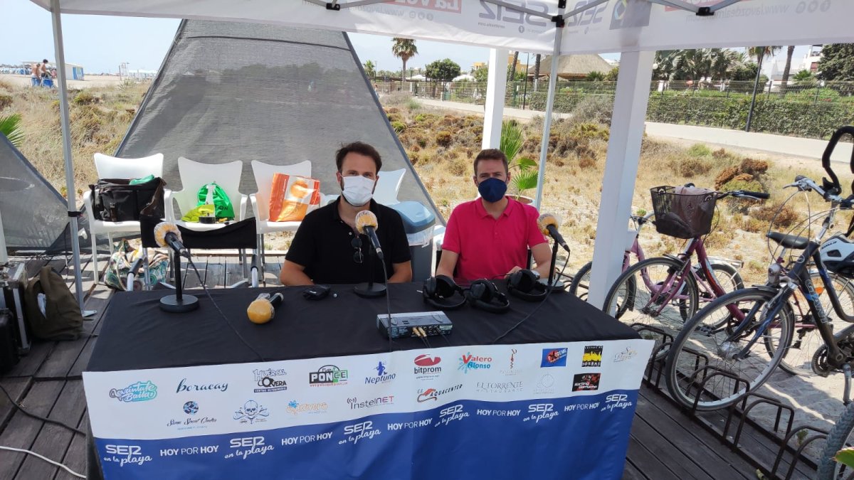 El periodista Fernando Moldenhauer junto al edil olulense Francisco Bellido, en el stand de la Cadena SER.