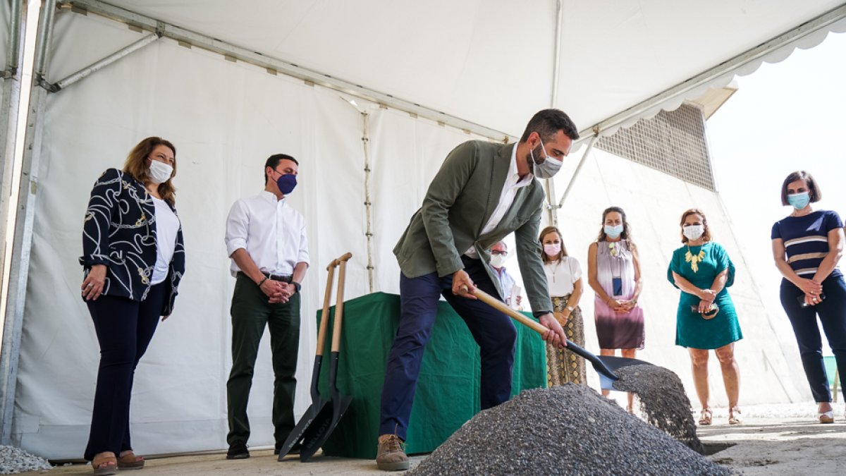 Una palada de tierra del alcalde para colocar la primera piedra del proyecto