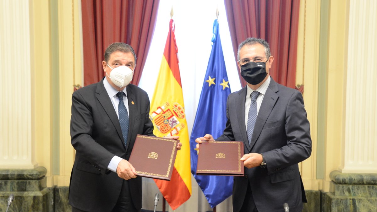 Luis Planas y Eduardo Baamonde en la firma del convenio.