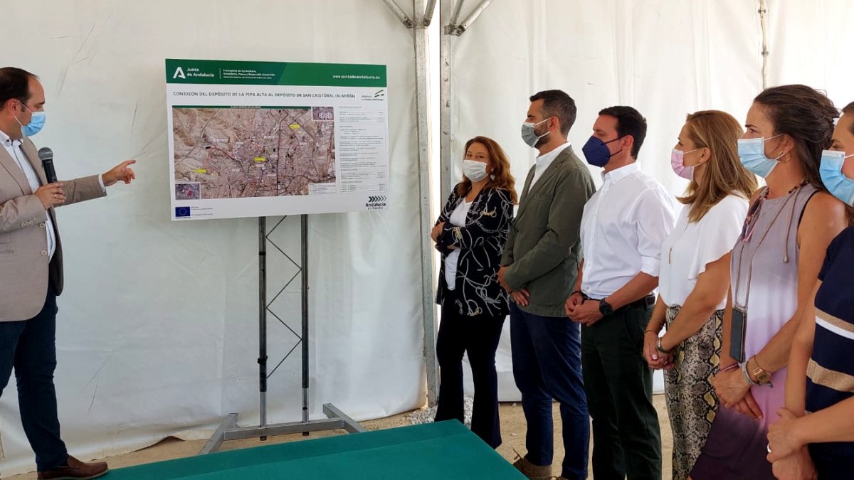 Personalidades asistentes a la presentación del proyecto.