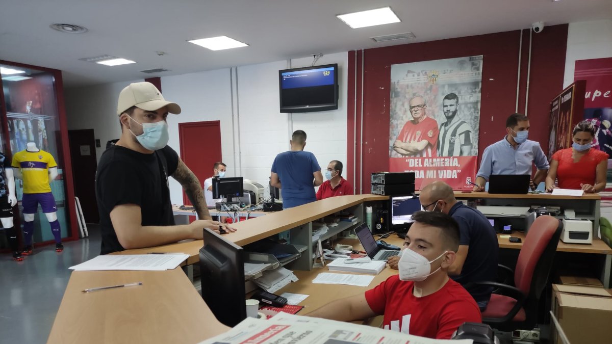 Ambiente en el club del Almería.