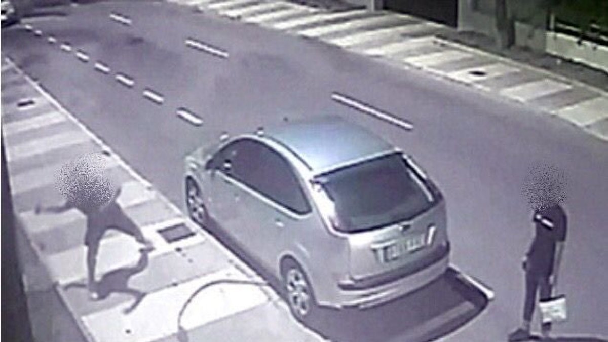 Una cámara de seguridad grabó al detenido.