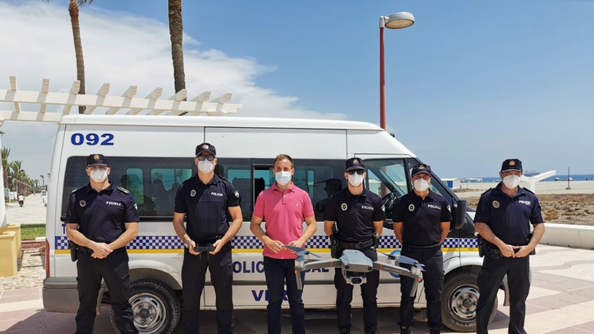 El concejal Alfonso García Ramos junto a miembros de la Policía con el dron.