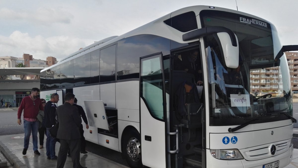 Trasbordo en bus para ir a la estación de Huércal.