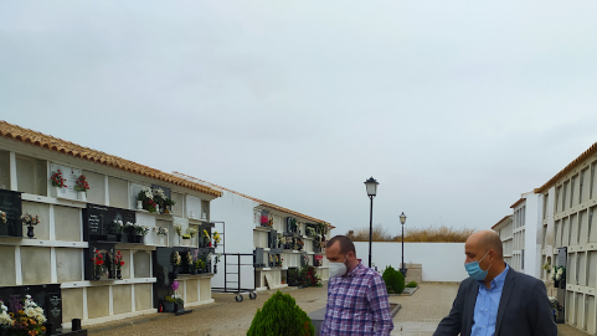 David Siles junto al alcalde Domingo Fernández, en el cementerio municipal.