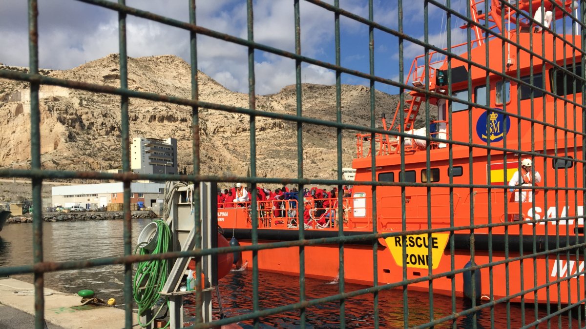 Salvamento Marítimo desembarca en el Puerto de Almería