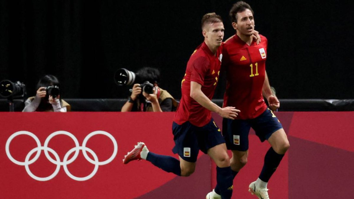 Los jugadores de España celebran el gol.