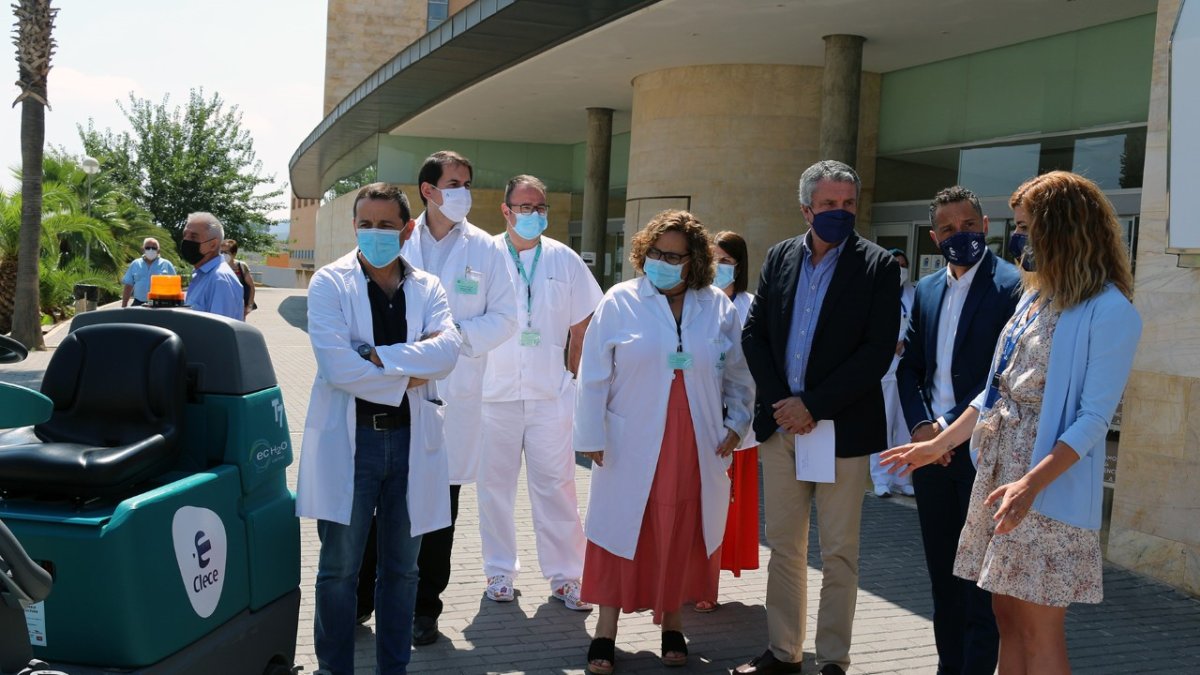El delegado de Salud, Juan de la Cruz Belmonte junto a Diego López, gerente de Clece y la directiva del Hospital de La Inmaculada.