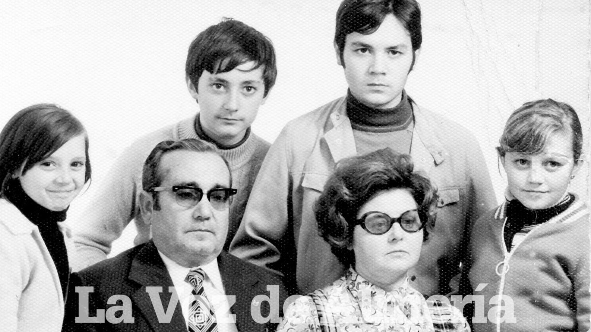 Juan José Pascual López junto a sus esposa Isabel Muñoz Pérez y sus hijos Juan, Francisco, Isabel y Carmen.